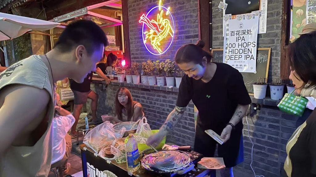 来宾现场体验摊煎饼