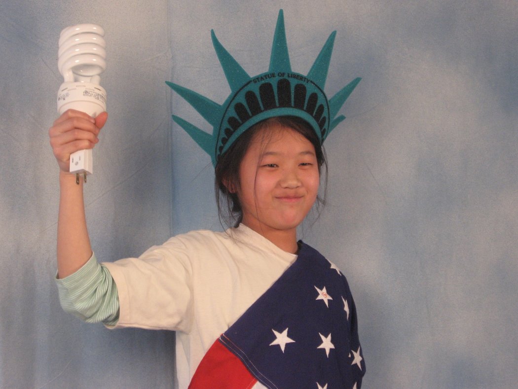 2009年，玛雅在模仿自由女神像。