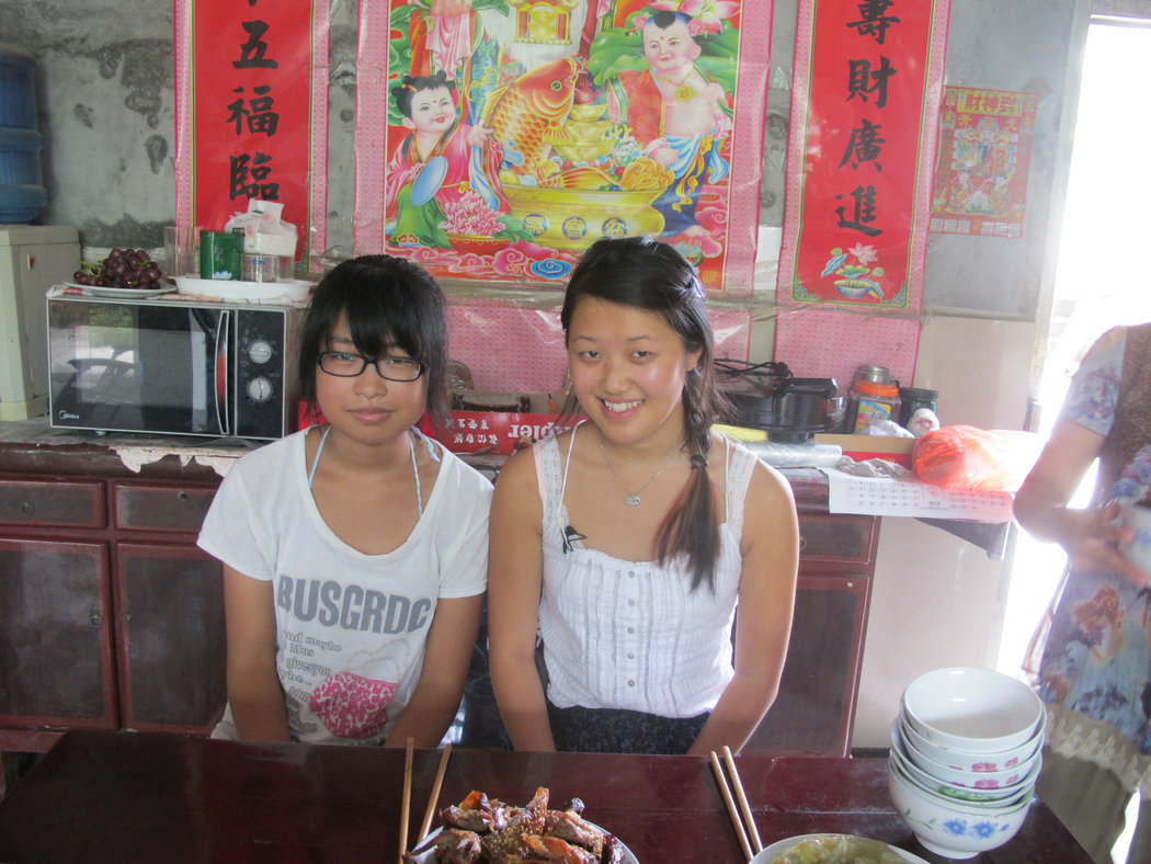 2013年，玛雅在夏溪镇当地的家庭做客，体验夏溪女孩们的生活。