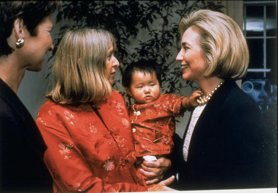 1997年，梅丽莎发表了自己的书籍《依靠我们自己：未婚妈妈在美国》。这是在新书发布的庆功会上，梅丽莎怀抱着玛雅同希拉里聊天。